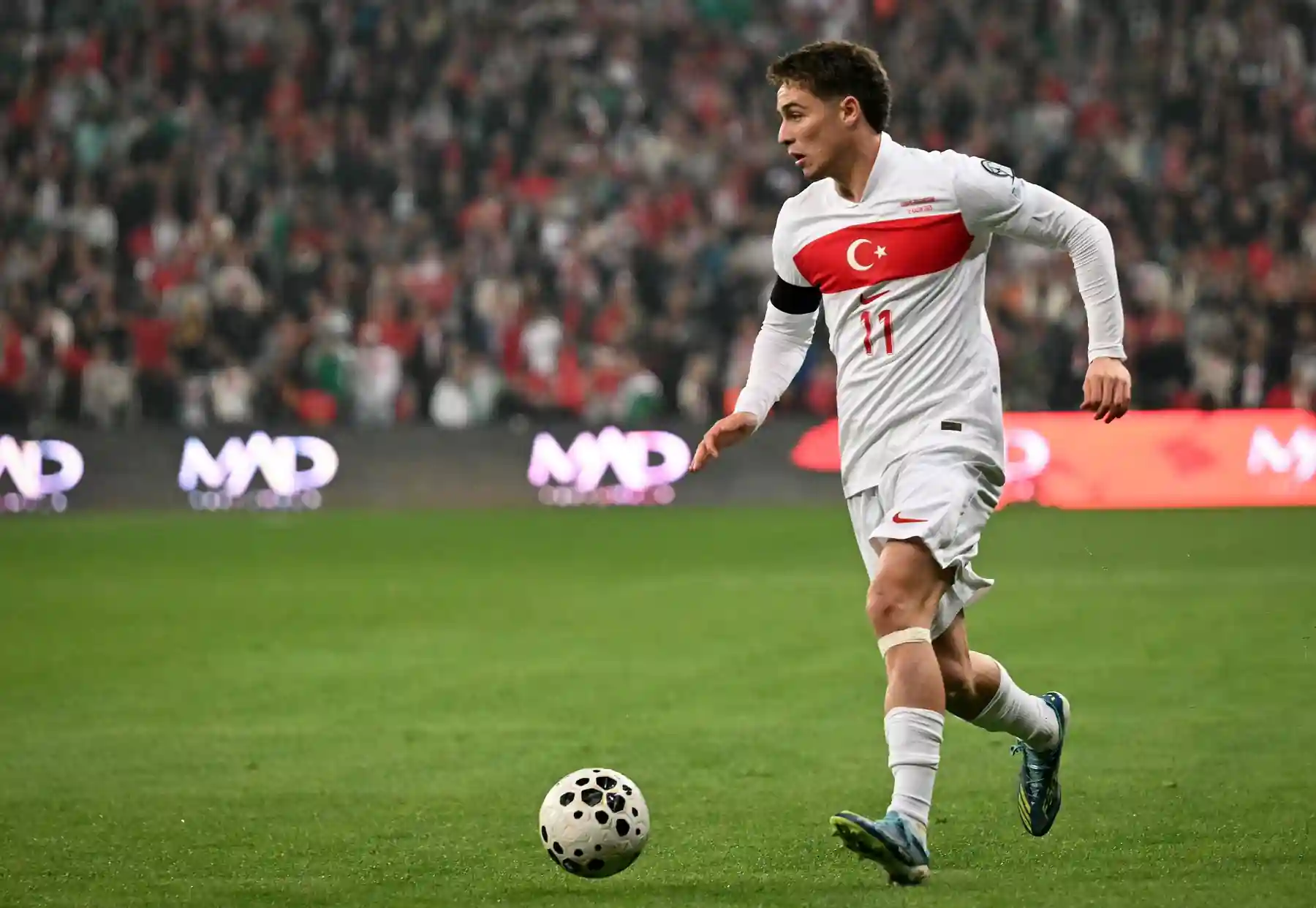 Kenan Yildiz em ação pela Turquia durante uma partida de qualificação para a Copa do Mundo